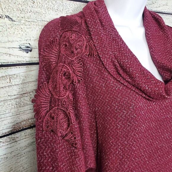 Soleillee Women’s Plus 2X Burgundy Cowl Neck Tunic Sweater Floral Shoulder Detai - Picture 5 of 9